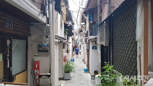 서울 종로구 돈의동 쪽방촌은 대부분 오래돈 다세대 주택에 판잣집으로 비좁은 골목을 이루고 있다. 사진=시사주간DB