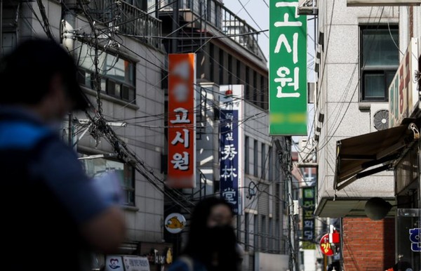 서울시내 고시원 앞을 시민들이 지나고 있다. 사진=뉴시스