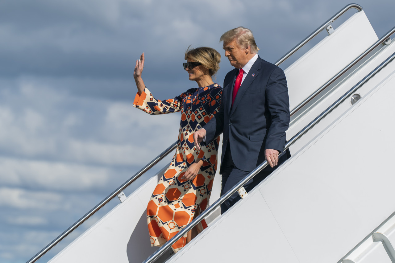 도널드 트럼프 전 미국 대통령과 부인 멜라니아 트럼프가 지난해 1월 20일(현지시간) 플로리다주 웨스트팜비치의 팜비치 국제공항에 도착해 전용기 에어포스원에서 내리고 있다. 웨스트팜비치=AP