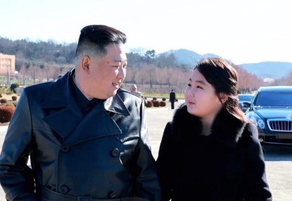 김정은 북한 국무위원장이 딸을 공개하자 북한 주민들은 "대단한 천재, 한번 본건 다 기억하는 대단한 기억력이라는 소문이 돌고 있다고 전했다. 사진=시사주간 DB
