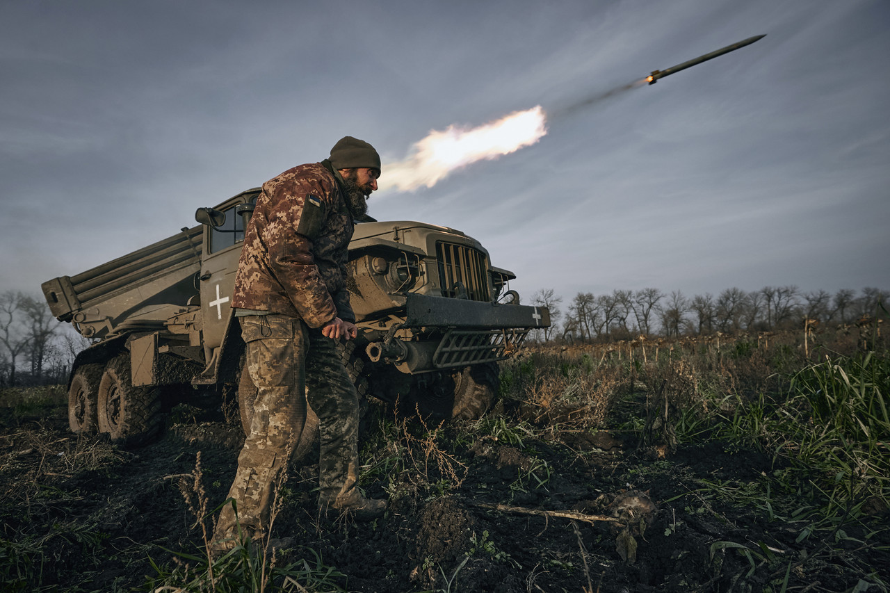 지난달 24일(현지시간) 우크라이나 도네츠크주 바흐무트 인근 전선에서 우크라이나 군인들이 러시아 진지를 향해 다연장포를 쏘고 있다. 바흐무트=AP