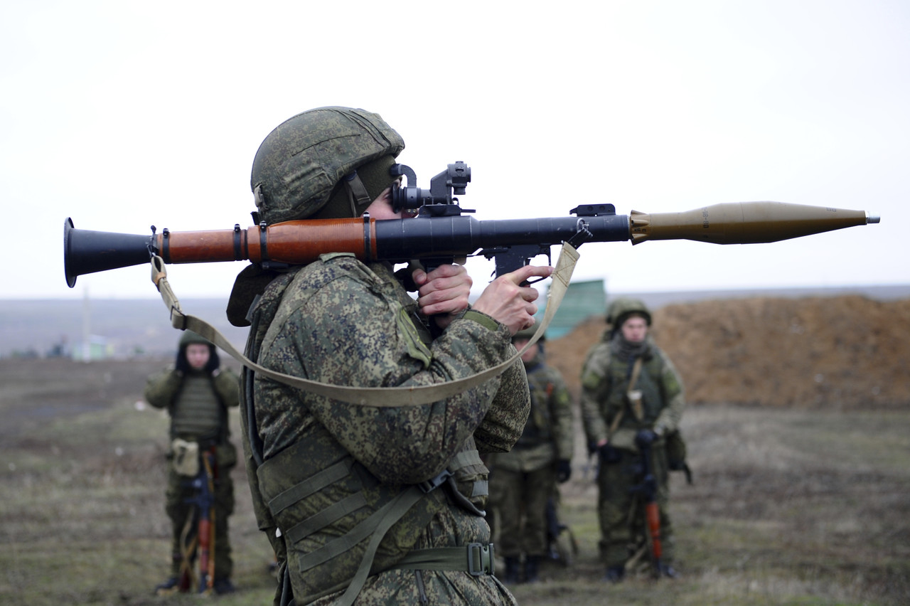 러시아 남부 로스토프 인근 한 사격장에서 러시아 병사들이 사격 훈련을 하고 있다.  로스토프=AP
