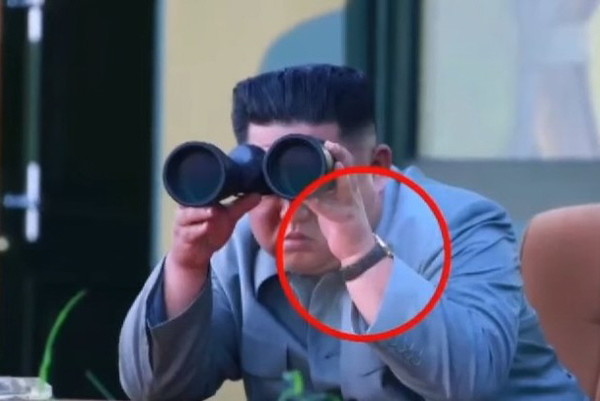 김정은 북한 국무위원장이 망원경을 든 손에 스위스 시계를 차고 있다. 사진=시사주간 DB