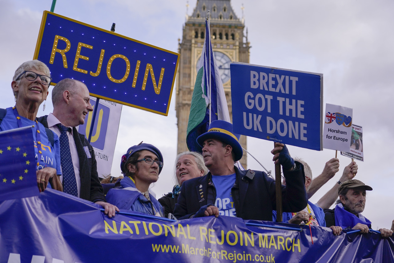 영국 전역에서 온 사람들이 지난 10월 22일(현지시간) 영국 언던 팔러먼트 스퀘어에 모여 유럽연합(EU) 재가입을 촉구하는 행진 시위를 벌이고 있다. 런던=AP
