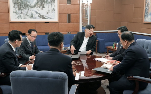 결정서 초안작성을 위해 부문별분과연구 및 협의회들을 지도하고 있는 김정은 국무위원장