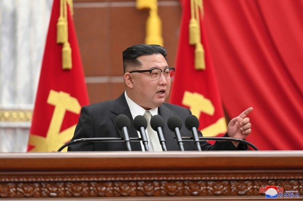 김정은 북한 국무위원장이 지난해 말 진행된 당 전원회의를 주재하고 있다. 시사주간 DB