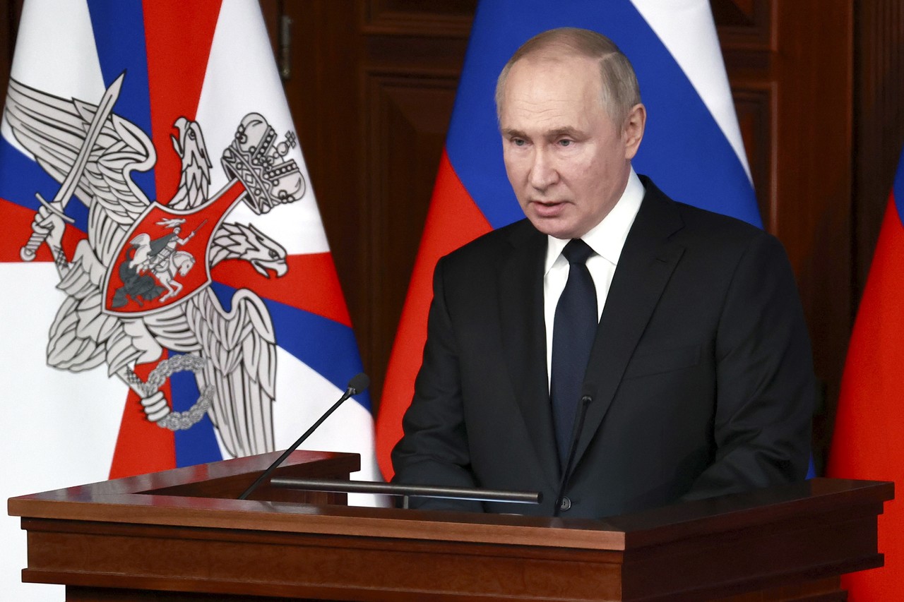 블라디미르 푸틴 러시아 대통령이 지난해 12월 21일(현지시간) 모스크바에서 군 장성들이 참석한 국방부 이사회 확대회의에 참석해 연설하고 있다. 모스크바=AP