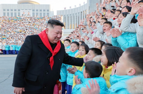 김정은 위원장이 조선소년단 제9차대회에 참가한 대표들과 1일 기념사진을 찍었다. 사진=트위터