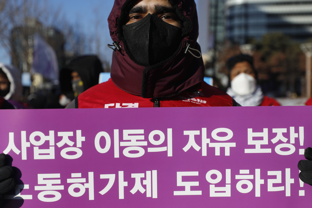 지난해 12월 18일 서울 광화문 파이낸스빌딩 앞에서 민주노총, 이주노동조합 주최로 열린 세계 이주노동자의 날 기념대회에서 참가자들이 사업장 이동의 자유 보장 등을 촉구하고 있다. 사진=뉴시스