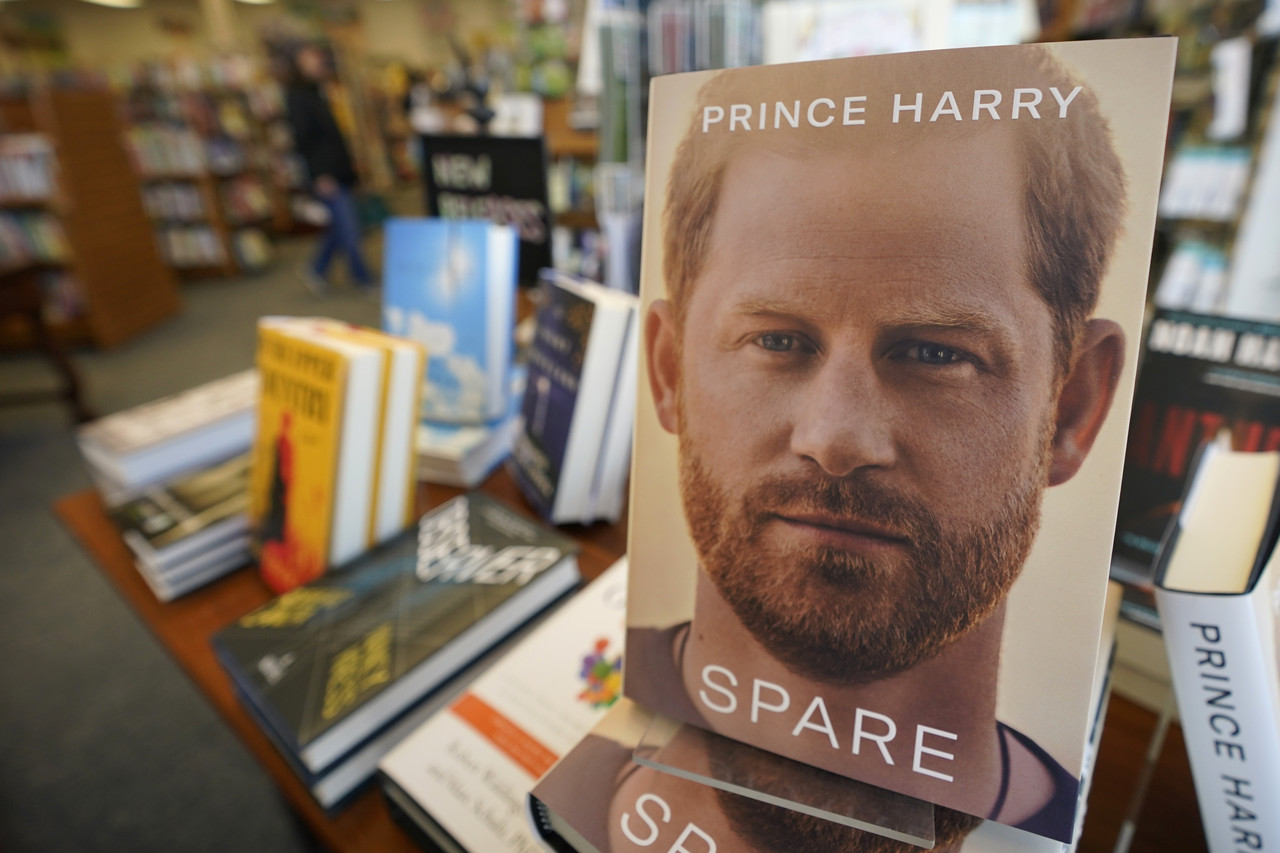10일(현지시간) 해리 왕자의 자서전 '스페어'가 출간돼 하루 만에 40만권이 판매됐다. 이는 '해리포터'에 이어 역대 2위 기록이며 비소설 역대 1위 판매량이다. 프리포트=AP