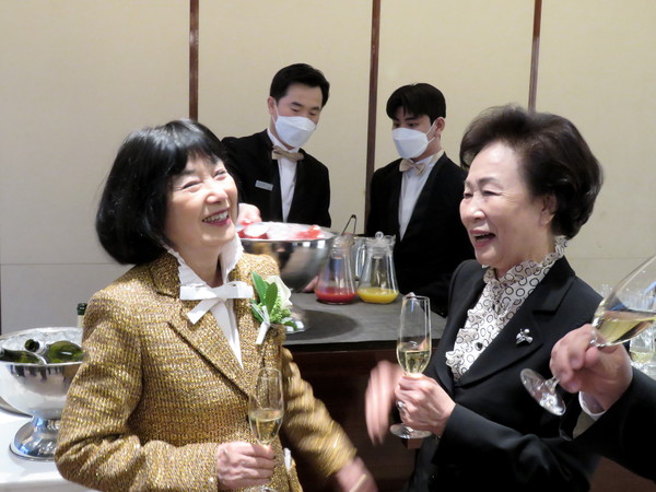 담소를 나누는 하토야마 미유키(왼쪽) 여사와 윤장순 여사. 사진=시사주간