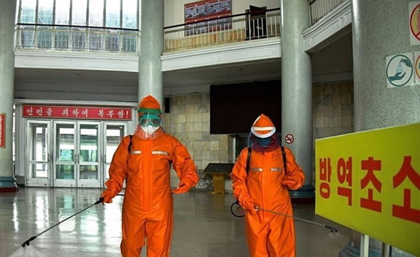 북한 방역요원들이 평양역에서 소독수를 뿌리고 있다. 사진=시사주간 DB