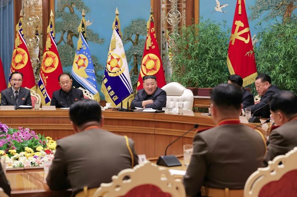 김정은 북한 국무위원장이 6일 본부청사에서 당 중앙군사위 제8기 제4차 확대회의를 지도하고 있다. 사진=트위터