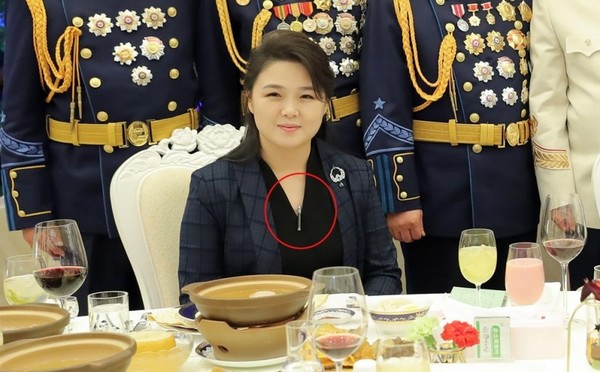 김정은 부인인 리설주가 대륙간탄도미사일을 연상케하는 목걸이를 착용하고 건군절 기념연회에 참석하고 있다. 사진=조선중앙TV