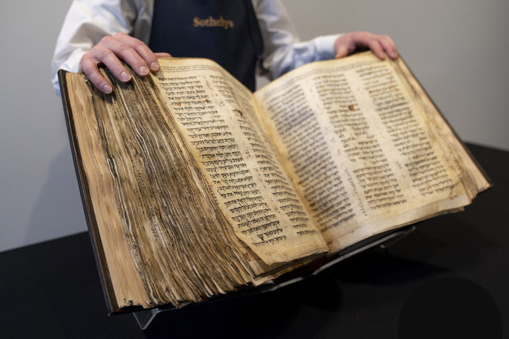 세계에서 가장 오래된 히브리어 성경책 중 하나인 '코덱스 사순'이 15일(현지시간) 뉴욕 소더비 경매에 등장했다. 뉴욕=AP