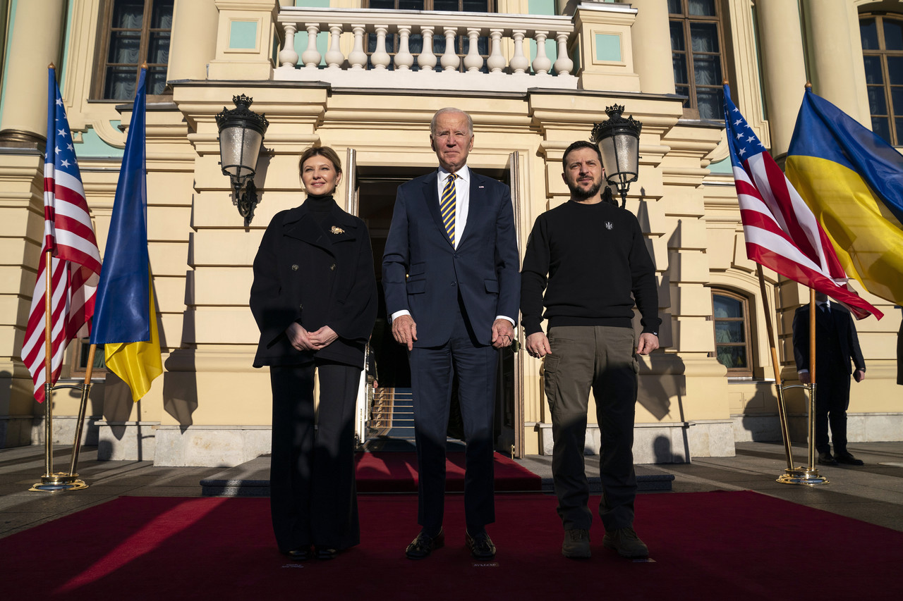 조 바이든(가운데) 미국 대통령이 20일(현지시간) 우크라이나 키이우를 예고 없이 방문해 말린스키궁 앞에서 볼로디미르 젤렌스키(오른쪽) 우크라이나 대통령, 올레나 젤렌스카 여사와 포즈를 취하고 있다. 키이우=AP