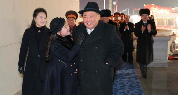 김정은 북한 국무위원장이 둘째 김주애를 데리고 다니는 이유는 세습을 각인시키기 위한 목적이라고 국정원은 파악했다. 사진=시사주간 DB
