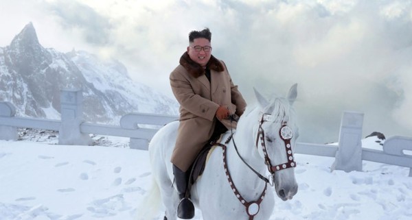 김정은 북한 국무위원장이 백마를 타고 백두산에 올라 포즈를 취하고 있다. 사진=시사주간 DB