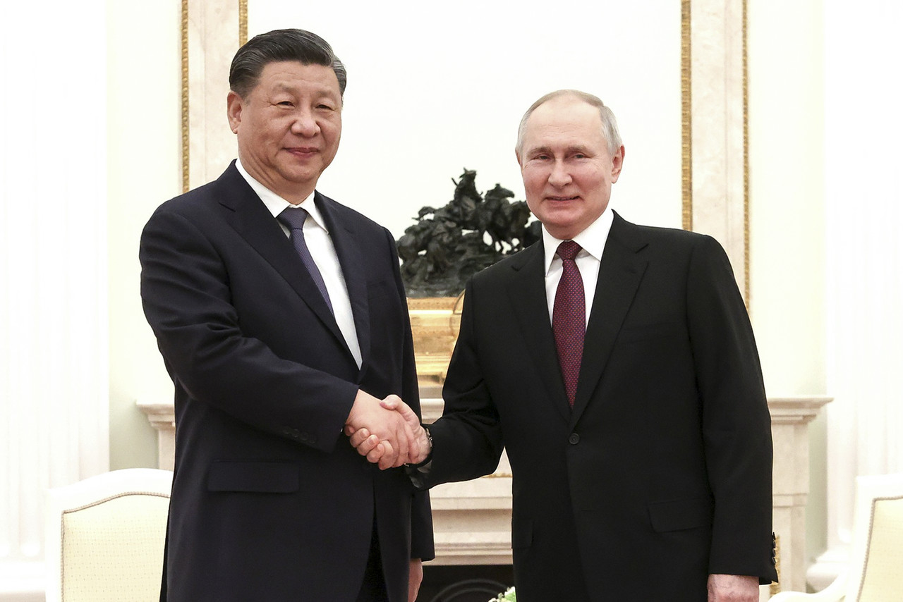 러시아 대통령 공보실이 제공한 사진에 블라디미르 푸틴 러시아 대통령과(오른쪽) 시진핑 중국 주석이 20일(현지시간) 러시아 모스크바 크렘린궁에서 열린 회담에 앞서 악수하고 있다. 모스크바=AP
