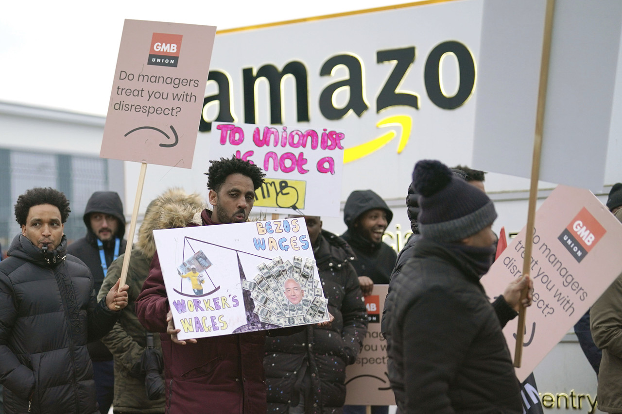 지난 1월 25일(현지시간) 영국 코번트리에 있는 아마존 물류센터 앞에서 아마존 근로자들이 임금 분쟁으로 영국 아마존 사상 첫 파업을 벌여 이들이 속한 GMB 노조원들이 시위에 참여하고 있다. 코번트리=AP