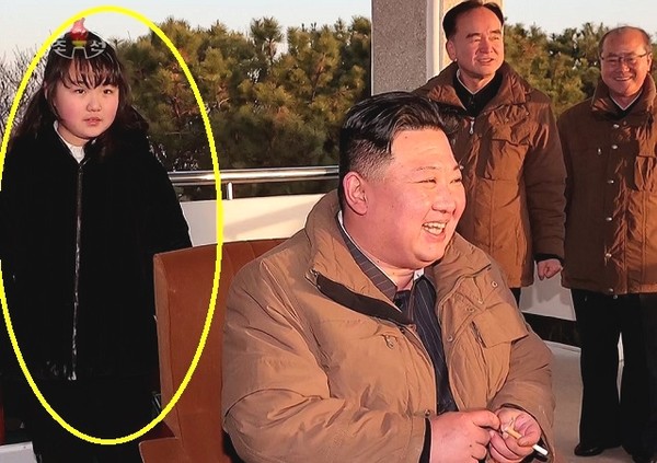 김정은의 딸 주애가 지난 16일 ICBM 발사 때 입은 외투가 '크리스찬 디올' 제품인 것으로 드러났다. 사진=시사주간 DB