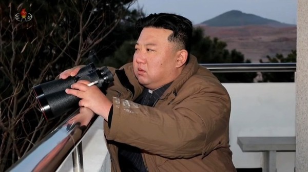 쌍안경을 든 김정은 북한 국무위원장 소매에 흰 얼룩이 묻어 있다. 사진=시사주간 DB