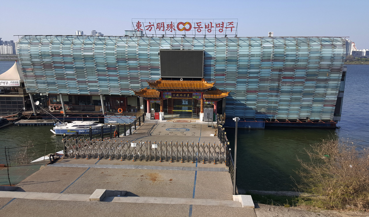 중국의 한국내 비밀경찰 조직으로 의심받고 있는 한강변 자전거길 동방명주 음식점, 지난 9일 문이 굳게 닫혀있는 모습이 눈에 들어온다. 사진=김도훈 기자