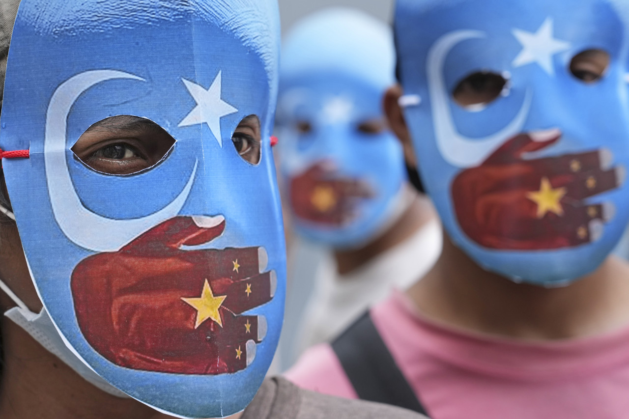 2022년 1월 14일(현지시간) 인도네시아 자카르타의 중국대사관 밖에서 학생 운동가들이 2022 베이징 동계올림픽에 항의하는 집회를 열고 동투르키스탄(신장) 독립을 상징하는 가면을 쓰고 있다. 자카르타=AP