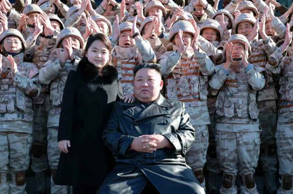 김정은 북한 국무위원장이 딸 주애를 대동하고 현지지도를 하면서 첫째로 추정되는 아들에 대한 궁금증이 커지고 있다. 사진=시사주간 DB