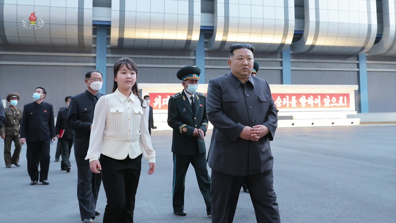 북한 조선중앙TV는 지난 4월 19일 김정은 국무위원장이 18일 우주과학연구원을 시찰했다고 보도했다. 보도에 따르면 김정은 위원장은 '군사정찰위성 1호기'를 계획된 시일 안에 발사하라고 지시했다. 사진=조선중앙TV