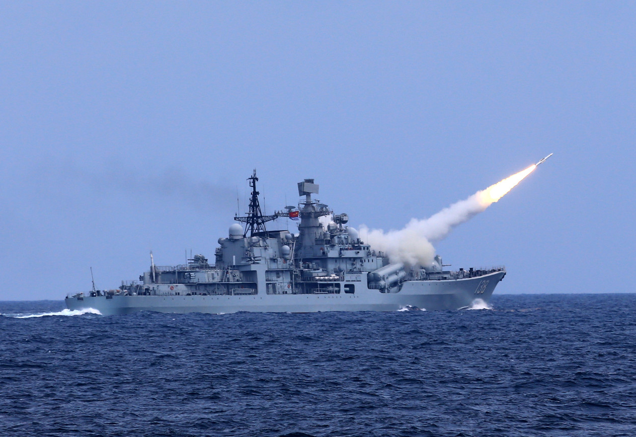 2016년 8월 2일 중국 군함이 1일 동중국해 해상에서 미사일을 쏘고 있다. XINHUA