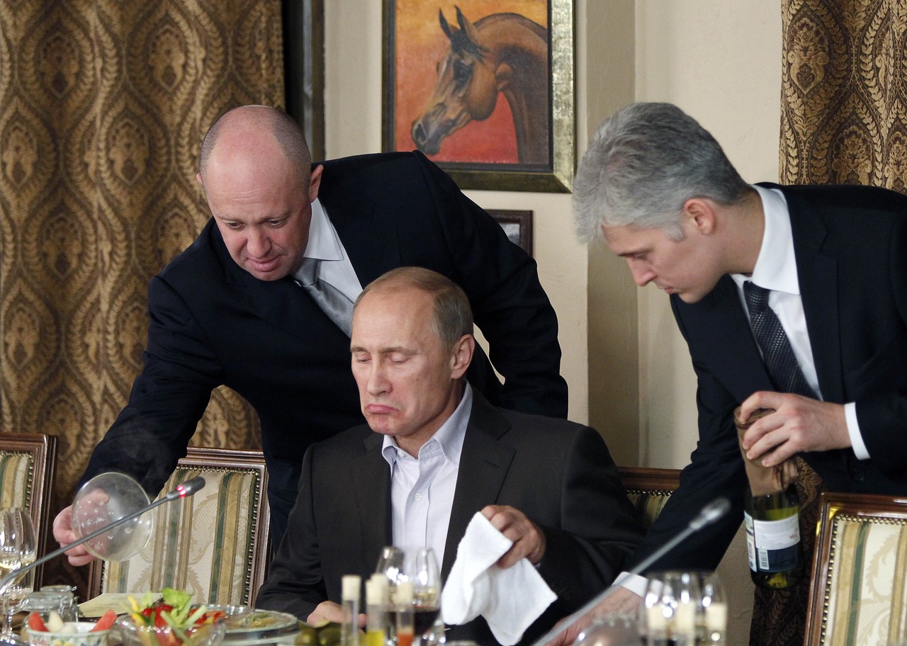 지난 2011년 11월 11일(현지시각) 모스크바 외곽의 한 식당에서 저녁 식사 중 바그너 그룹 수장 예브게니 프리고진(왼쪽)이 블라디미르 푸틴 러시아 대통령에게 음식을 건네고 있는 모습. 모스코바=AP