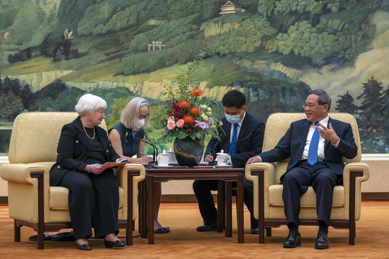 재닛 옐런(왼쪽) 미 재무장관이 7일 중국 베이징의 인민대회당에서 리창 중국 총리와 회담하고 있다. 옐런 장관은 리창 총리에게 미국은 중국과 건전한 경쟁을 추구하고 있다는 뜻을 전했다. 베이징=AP