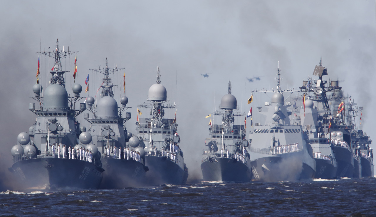 2020년 7월 26일(현지시간) 러시아 상트페테르부르크에서 해군의 날 기념식이 열려 러시아 군함들이 해상 퍼레이드를 펼치고 있는 모습. 상트페테르부르크=AP