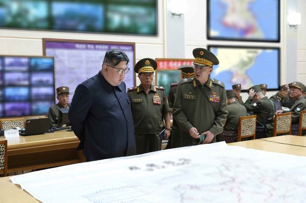 김정은이 조선인민군 총참모부 지휘훈련소를 방문해 지도를 펴놓고 설명을 듣고 있다. 사진=x(트위터)
