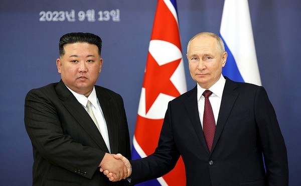 김정은 북한 국무위원장과 푸틴 러시아 대통령이 13일 정상회담에 앞서 악수를 하고 있다. 사진=X(트위터)