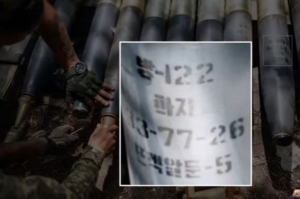 우크라이나 종군기자가 지난달 찍은 다연장 로켓포 122㎜ 포탄에 ‘방-122’ ‘파지’라는 한글이 써있다. 2010년 연평도를 공격할 때 사용된 포탄과 같은 것으로 추정된다. 사진=X(트위터)