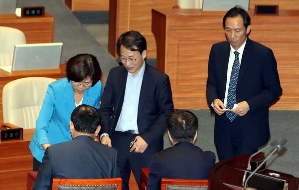 지난 21일 국회 본회의에서 비명계인 이원욱 민주당 의원(가운데)이 이재명 대표 체포동의안 투표를 하고 있다. (사진=뉴시스)
