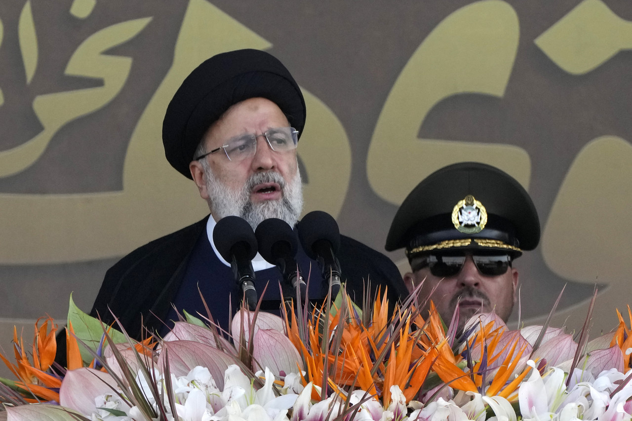 에브라힘 라이시 이란 대통령이 지난달 22일(현지시각) 테헤란에서 열린 이란·이라크 전쟁 43주년 기념 열병식에 참석해 연설하고 있다. 테헤란=AP