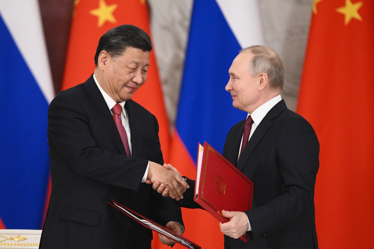 시진핑(왼쪽) 중국 국가주석과 블라디미르 푸틴 러시아 대통령이 지난 3월 21일(현지시간) 모스크바 크렘린궁에서 '중러 신시대 전면적 전략협력동반자 관계 심화에 관한 공동성명'에 서명 후 이를 교환하고 있다. 모스크바=AP