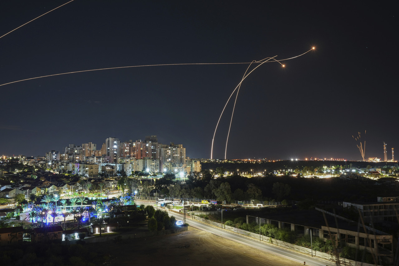17일(현지시각) 이스라엘 아슈켈론의 아이언돔 방공 시스템이 가자지구에서 발사된 로켓을 요격하기 미사일을 발사하고 있다. 아슈켈론=AP