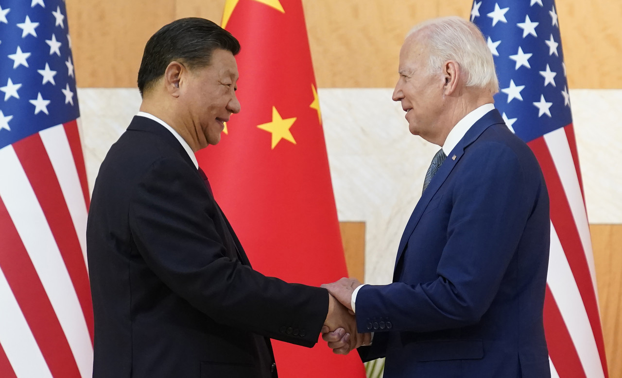 조 바이든(오른쪽) 미국 대통령이 지난해 11월 14일(현지시간) 인도네시아 발리에서 열린 주요 20개국(G20) 정상회의에서 시진핑 중국 국가주석과 만나 회담에 앞서 악수하고 있다. 사진=AP