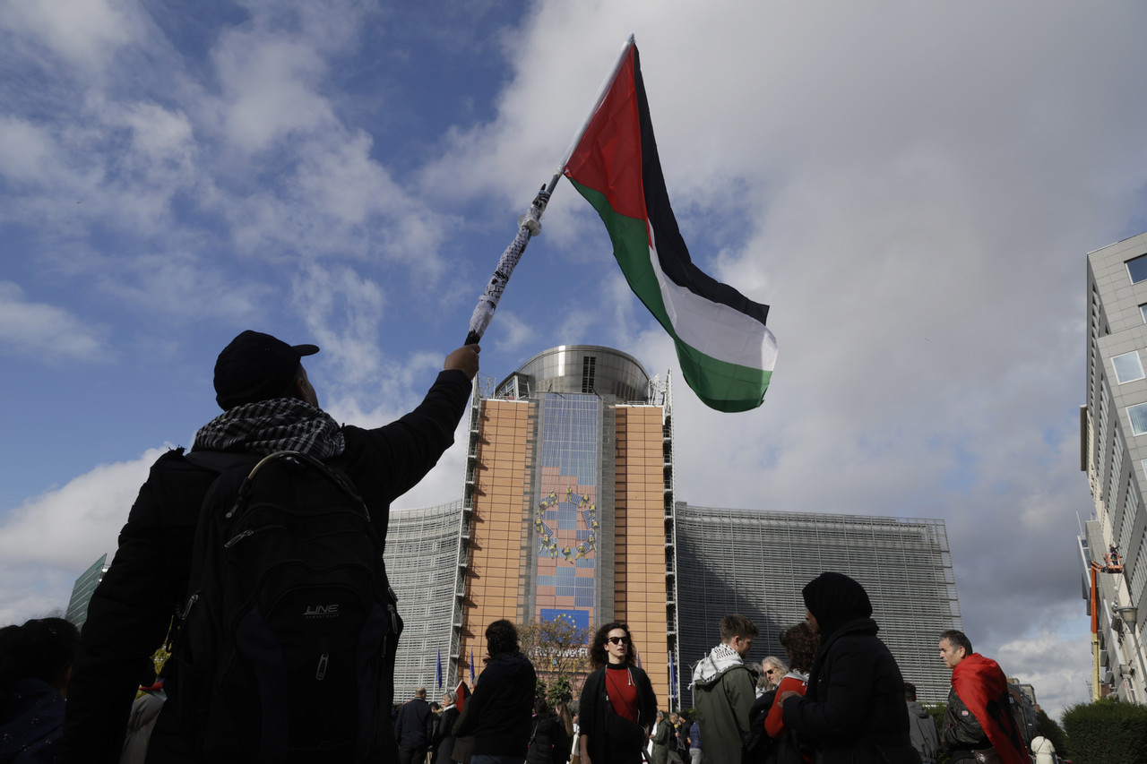 지난 22일(현지시각) 벨기에 브뤼셀의 유럽연합(EU) 본부 인근에서 친팔레스타인 시위 참가자가 팔레스타인 깃발을 흔들며 행진하고 있다. 브뤼셀=AP