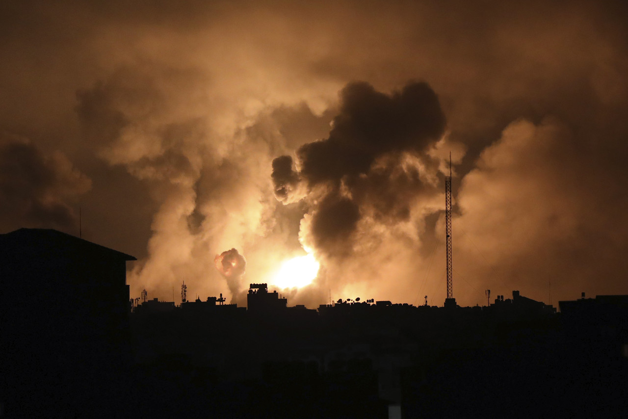지난 27일(현지시각) 가자지구 북부에서 이스라엘의 폭격으스]로 폭발이 일어나고 있다. 가자지구=AP