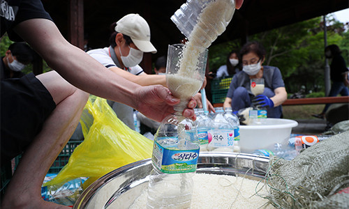 탈북민 단체가 경기도 김포에서 북한으로 쌀 페트병을 보내기 위해 담고 있다. 사진=시사주간 DB