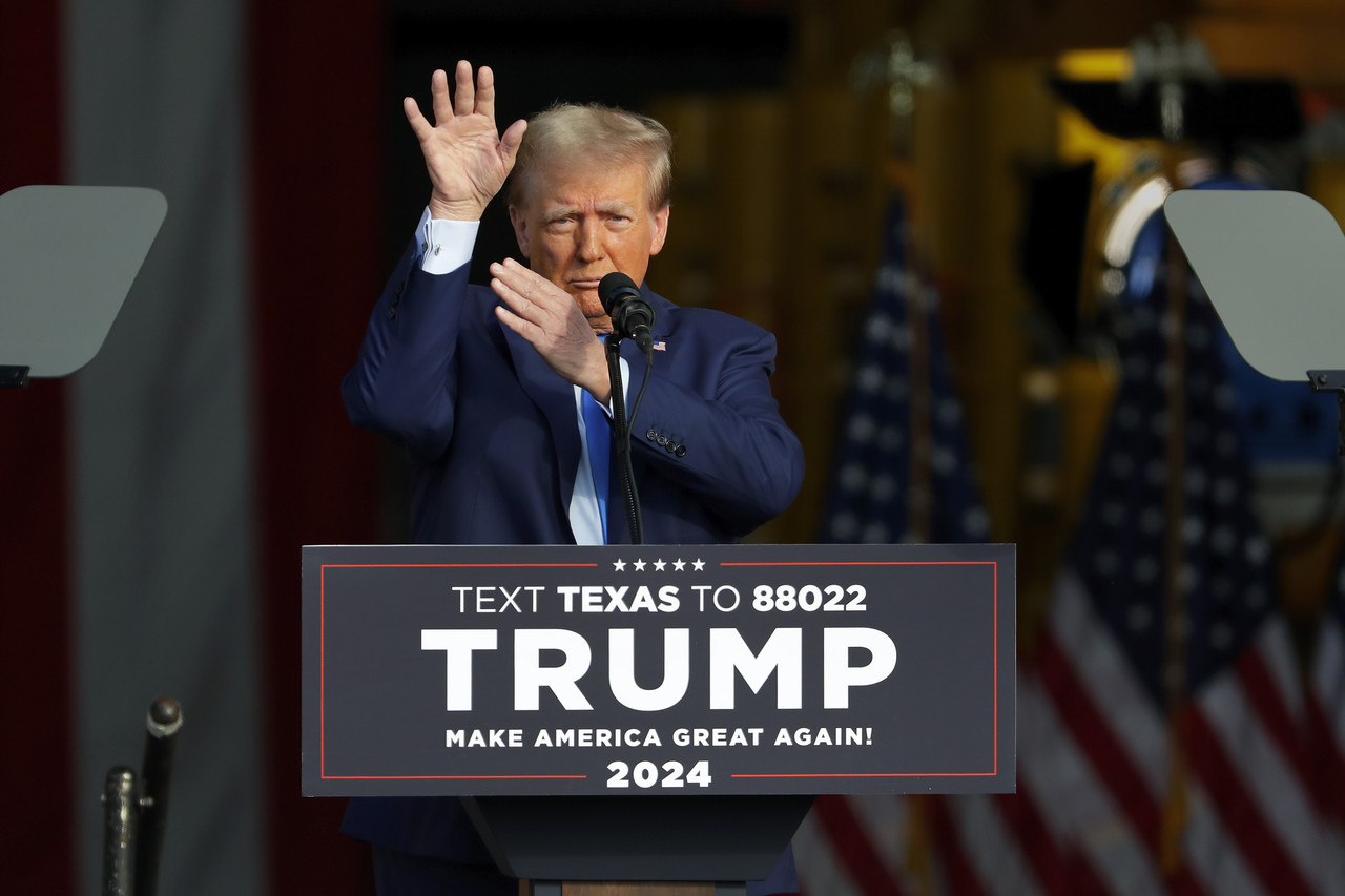 도널드 트럼프 전 미국 대통령이 지난 2일(현지시각) 텍사스주 휴스턴의 트렌드세터 엔지니어링 앞에서 선거 유세하면서 제스처를 취하고 있다. 휴스턴=AP
