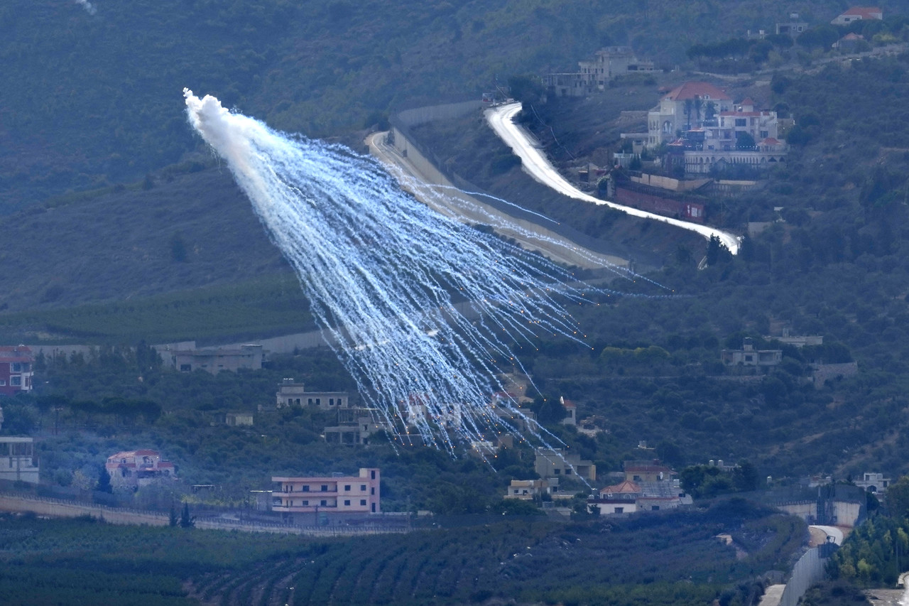 22일(현지시각) 이스라엘과의 국경 마을인 레바논 남부 크파르 킬라 상공에서 이스라엘군의 백린탄으로 보이는 포탄이 터지고 있다. 파르킬라=AP