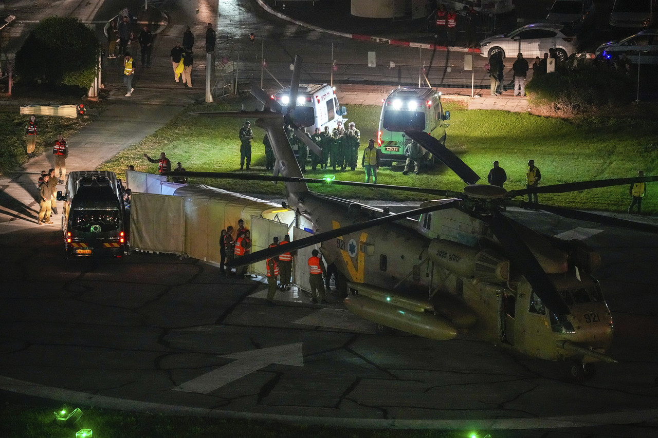 이스라엘과 하마스의 인도주의 휴전 첫날인 24일(현지시간) 하마스가 석방한 인질들을 태운 헬기가 이스라엘 페타티크바의 슈나이더 아동병원에 착륙하고 있다. 페타티그바=AP