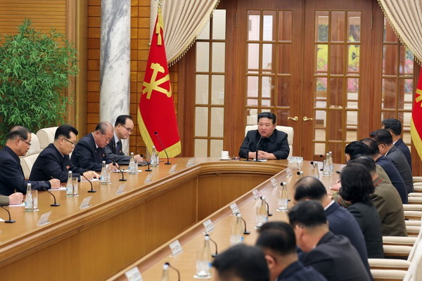 김정은 북한 노동당 총비서가 1일 본부청사에서 개최된 노동당 중앙위원회 제8기 제17차 정치국 회의를 주재하고 있다. 사진=X(트위터)