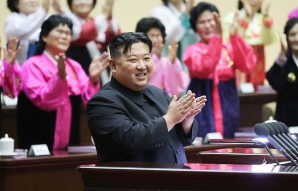 김정은 북한 국무위원장이 11년 만에 열린 전국어머니대회에서 박수를 치고 있다. 사진=X(트위터)